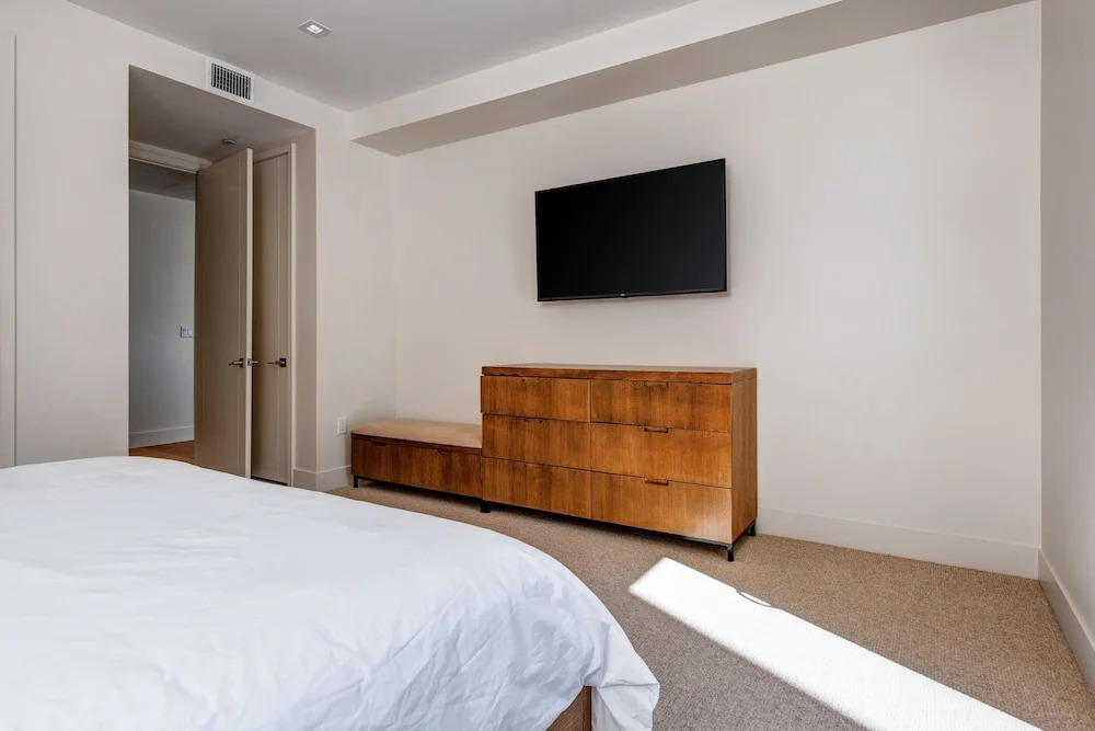 New Listing! All-suite Ski-in/ski-out Haven 3 Bedroom Condo