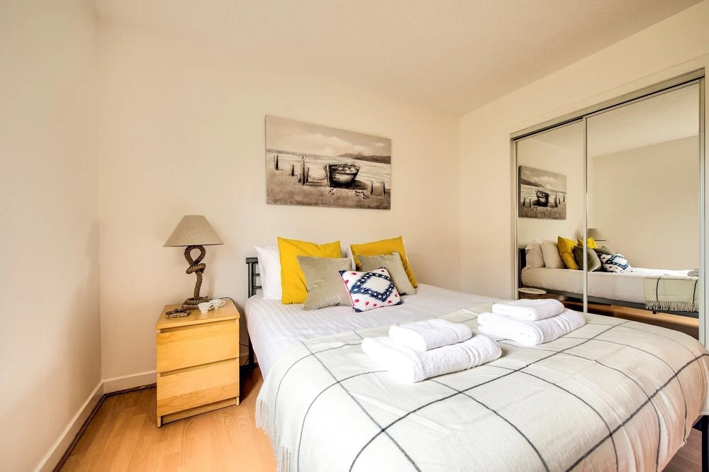 Large Two Bedroom Flat 10 min Bus Ride to Centre