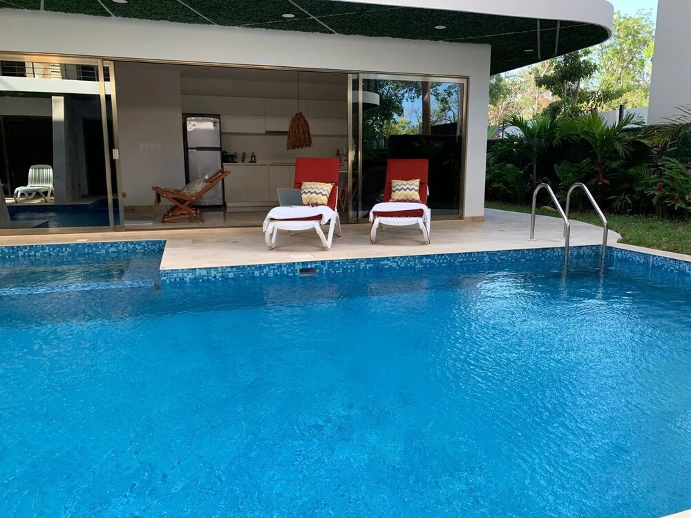 BT 1BR Swim Up