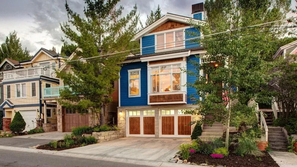 Bluebird Haus E1055 by RedAwning
