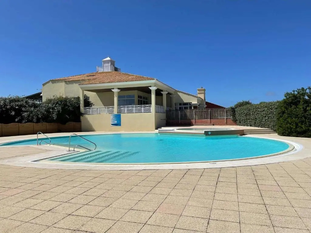 Appartement 3 pièces avec balcon, piscine et parking à proximité de la mer - 6 couchages - FR-1-224C-188