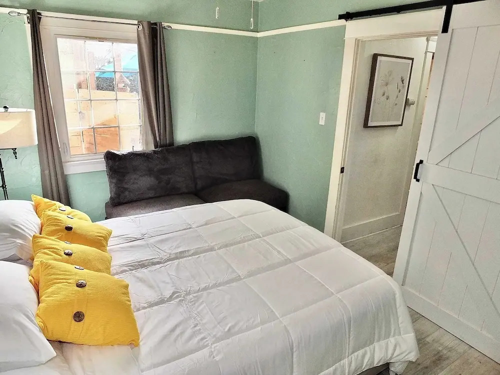 Eastside Garden Hideaway  For 4, Perfect Location for World Cup Attendees!
