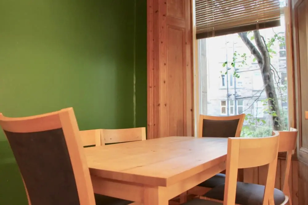 Traditional 2 Bedroom Apartment in Edinburgh