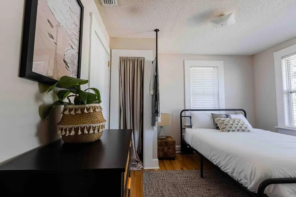 Highrise Bungalow - 2 blocks from Jax Beach!
