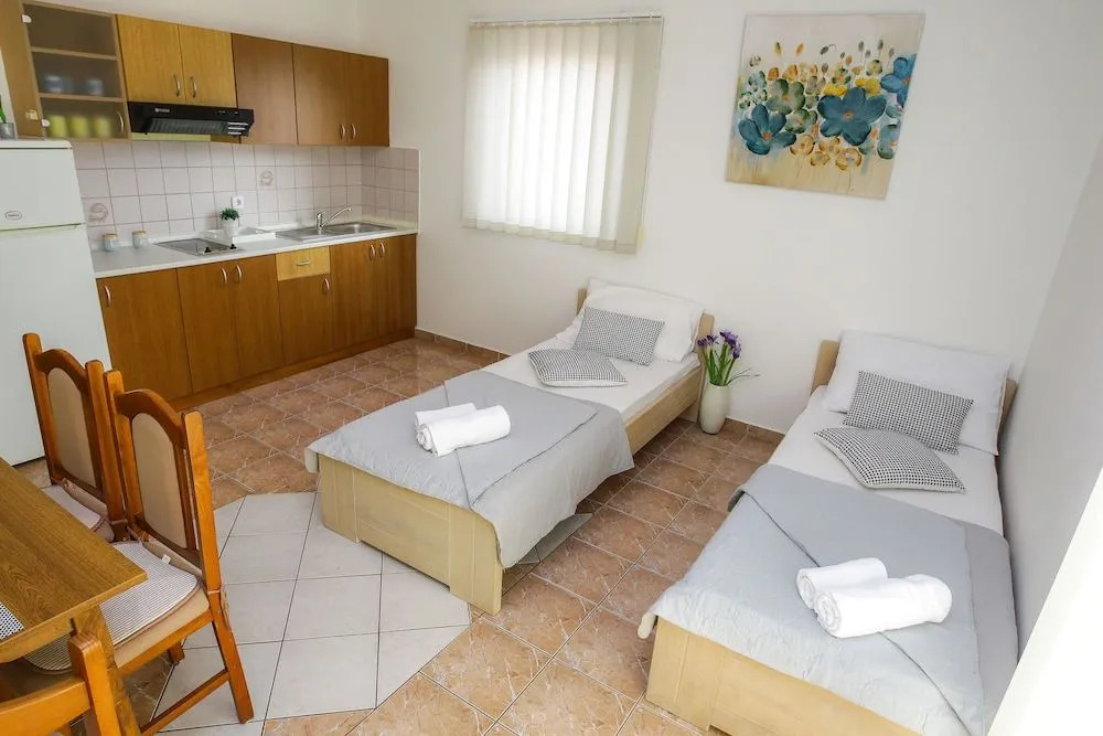 Lucky Luke Pool Apartments