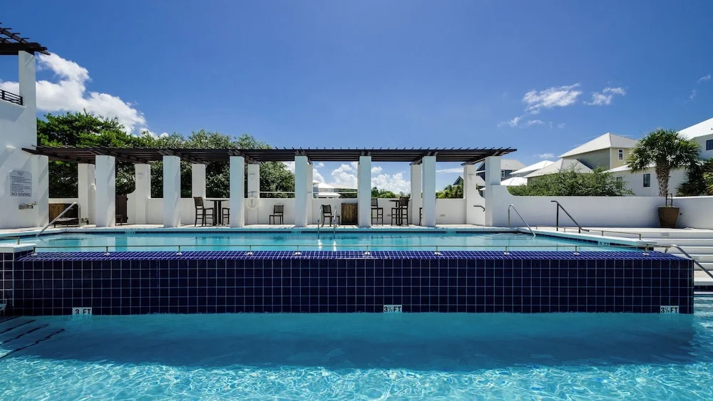 4 Minutes to Beach + Community Pool ~ Stunning Modern Home for 12