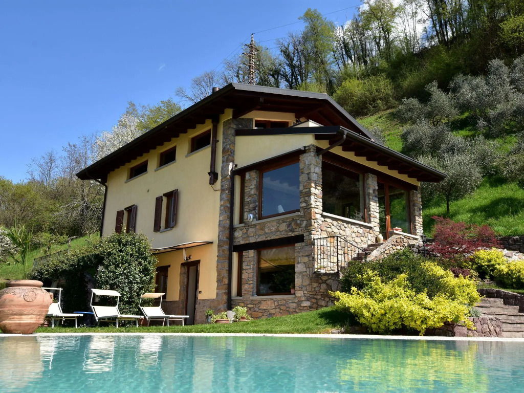 Apartment in 2-floor villa with swimming pool, equipped garden and lake view