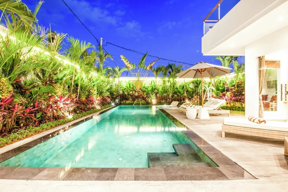 Chic 2BR Villas, Brawah Hub, 300m to Coastal Bliss