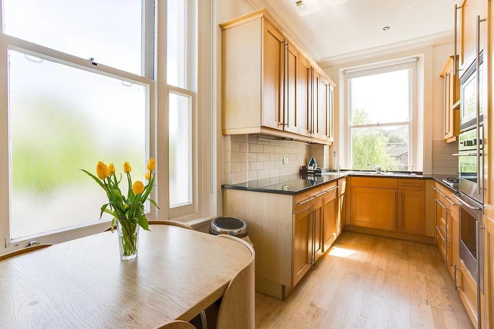 Beautiful 2BR Home in Wimbledon Village W/parking