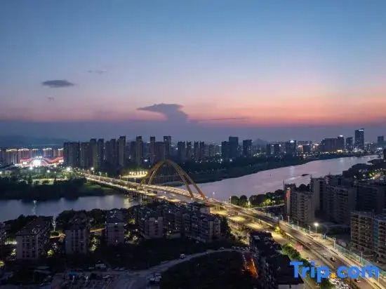 Yunzhen Serviced Apartment (Shaoxing East Station Shangbaihe City)