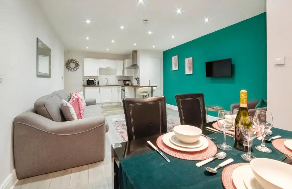 Apartment 1 the Keyes- Stylish & Spacious Apartment with Free Parking