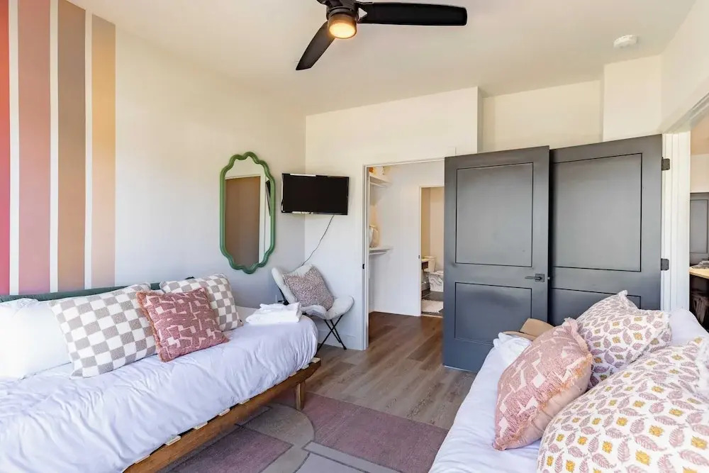 Sleeps 24 4 Modern Midtown Apartments w/ Gym + Pool Walkable to Shops & Eats