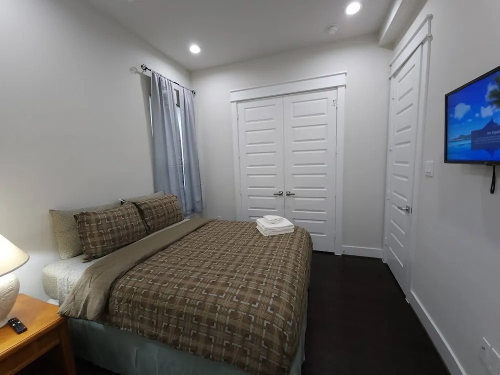 "modern 3bed Townhome. Near Nrg"