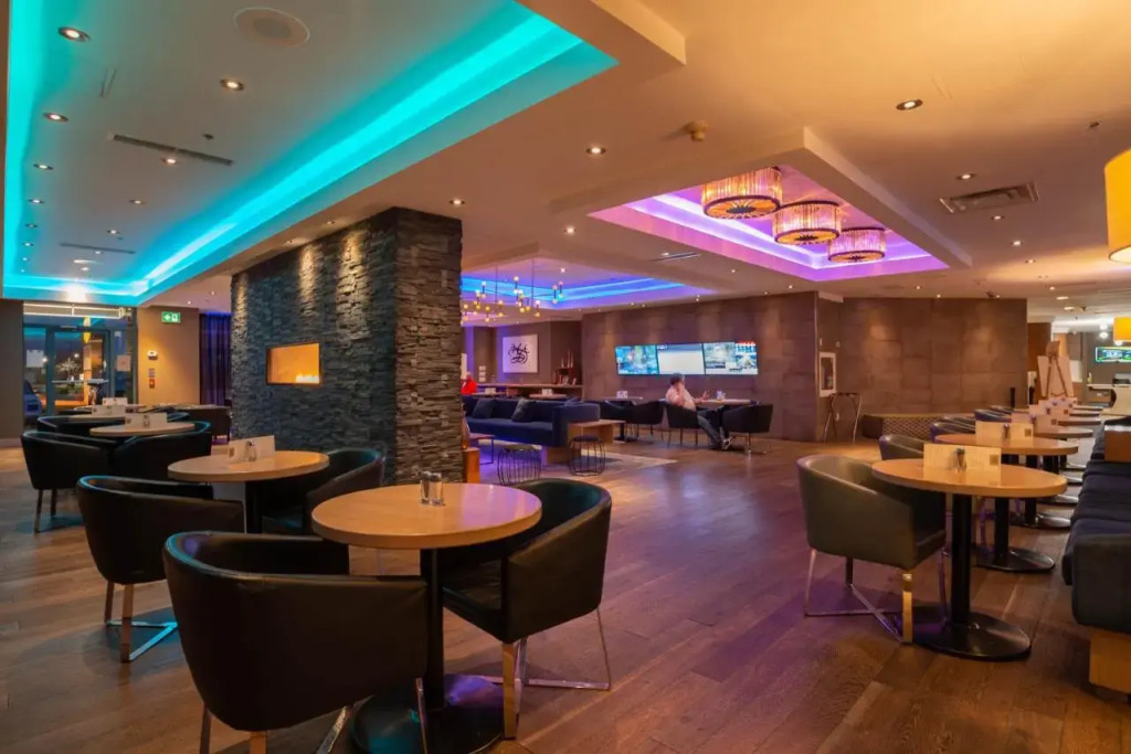 Stage West All-Suite Hotel & Theatre Restaurant
