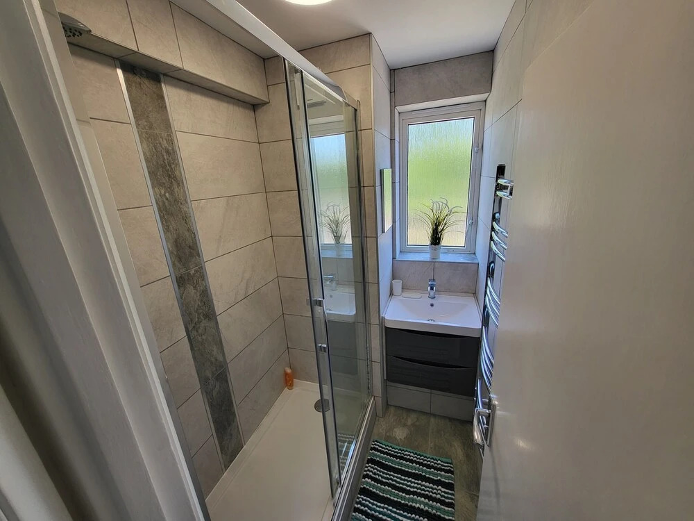 Impeccable 3-bed Apartment in London Fresh Decor!!
