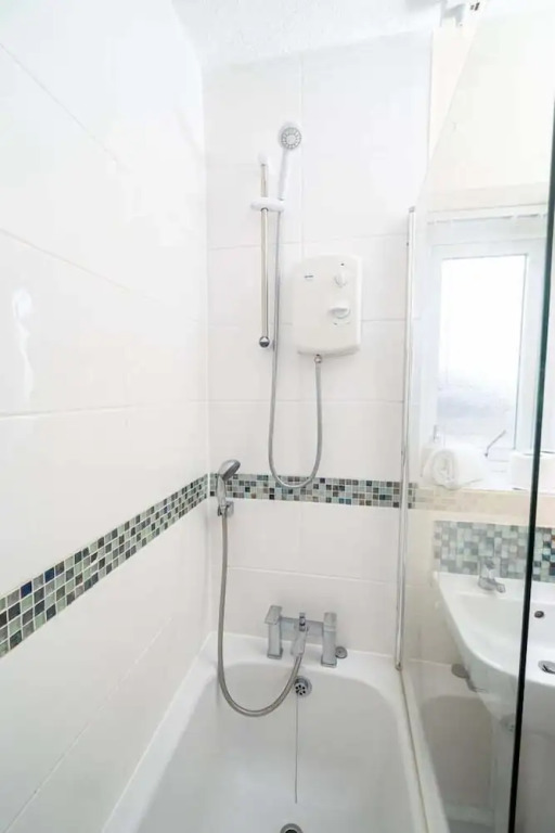Comfortable 4-bed Home With Free Parking