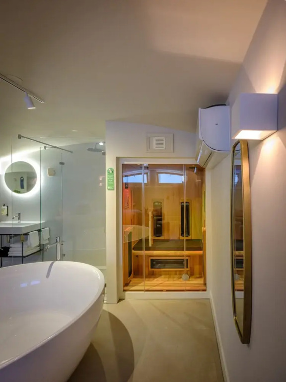 FINCH Boutique Hotel, downtown