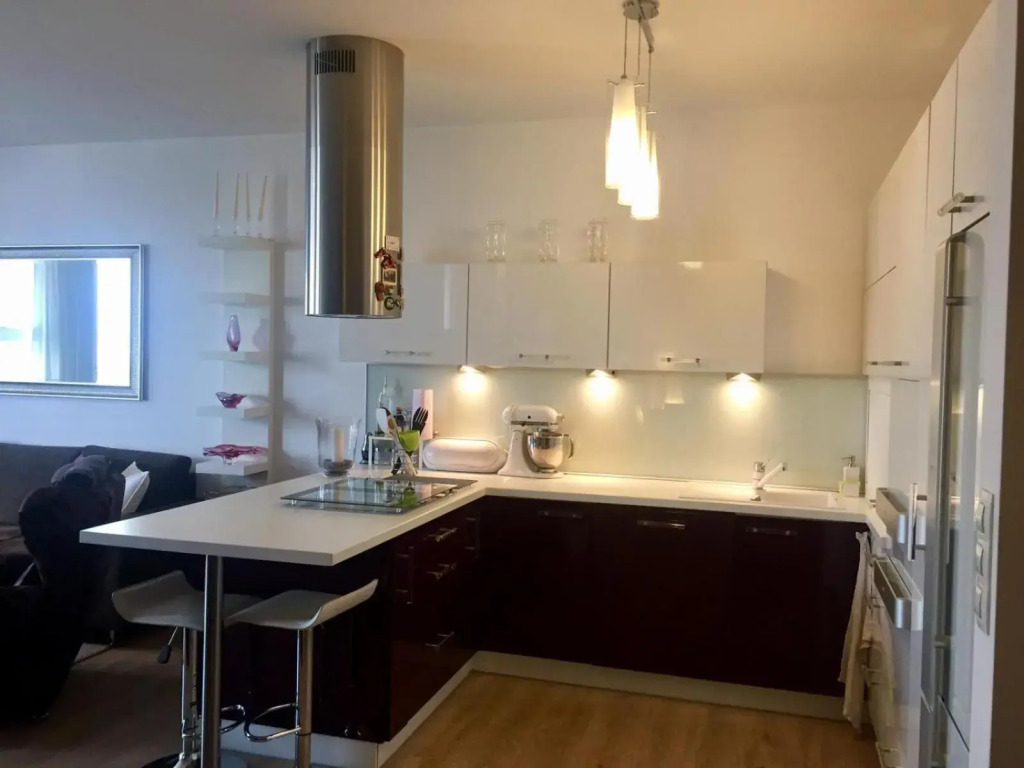 Modern apt, nice view and a walk to city centre