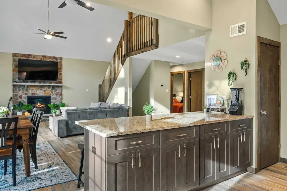 Waterfront Priv Dock, Hot Tub, Game Room Lakeview Sunset Heaven by Avantstay