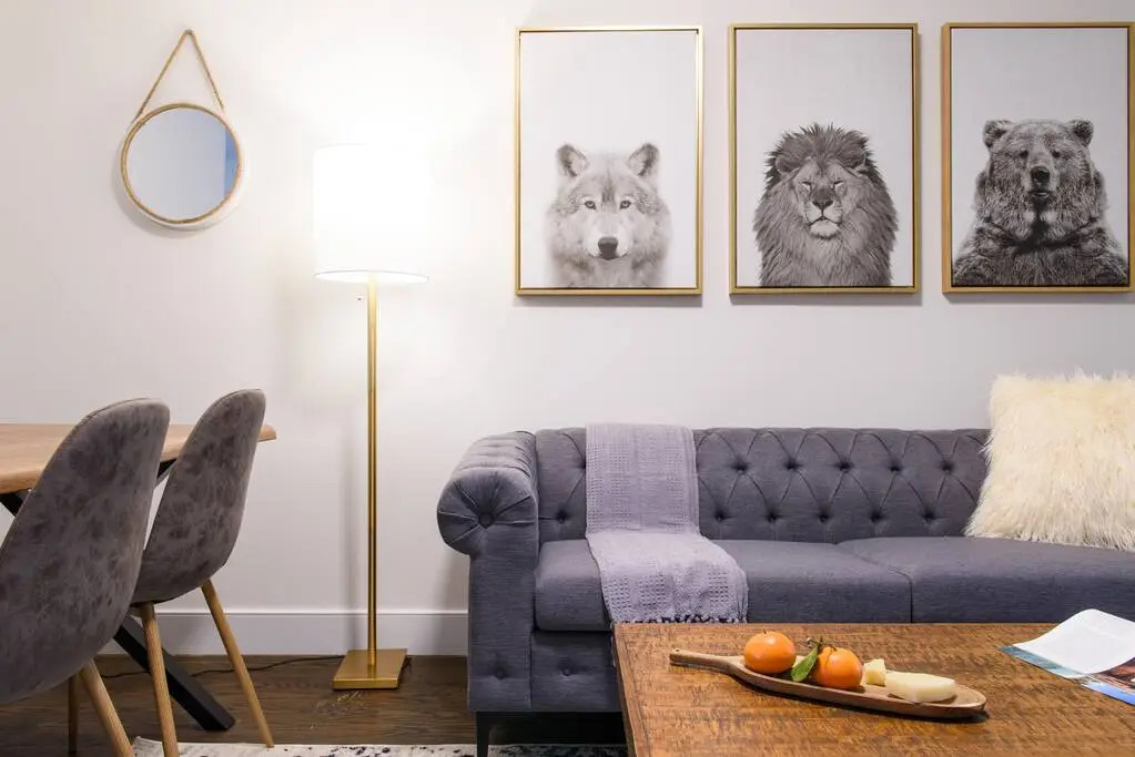 39-3 Newly Renovated 3 BR Prime Midtown Sleeps 6