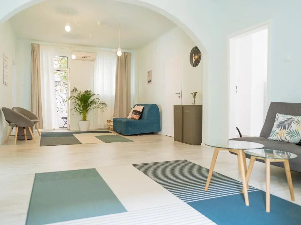 Spacious and Quiet - City Center Apartment