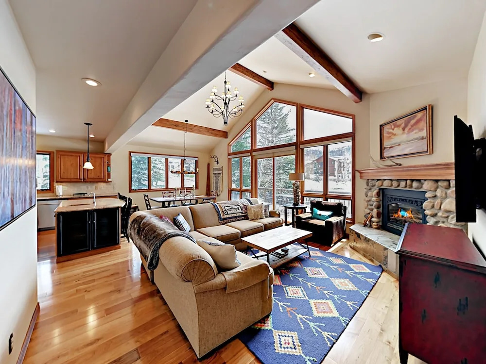Window-lined  With Hot Tub 4 Bedroom Home