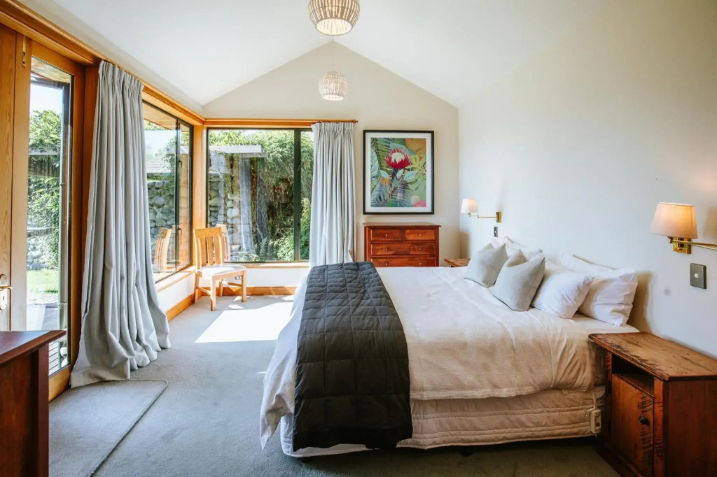 Bullock Creek Chalet - Sleeps 8 - Lake & Mountain Views - Private & Secluded