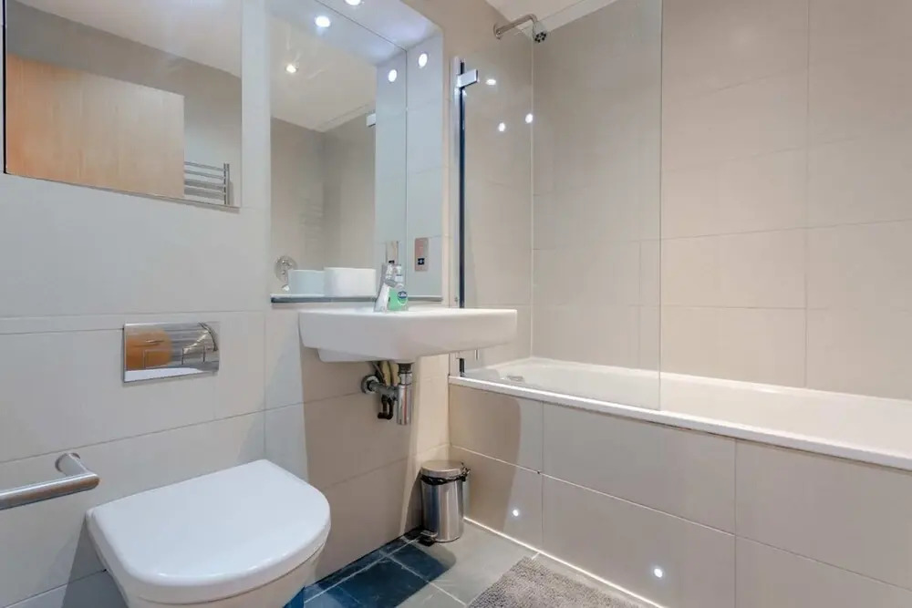 2 Bedroom Apartment In Aldgate East