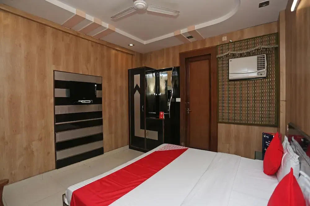 OYO 18870 Hotel Lajja Palace