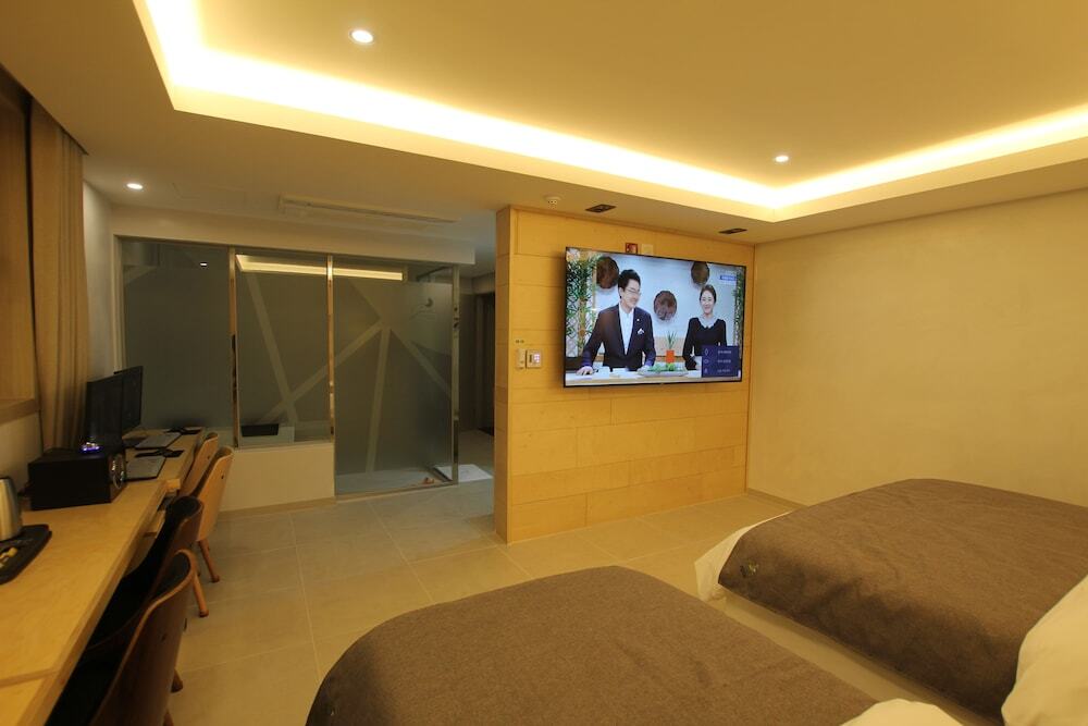 Jade hotel