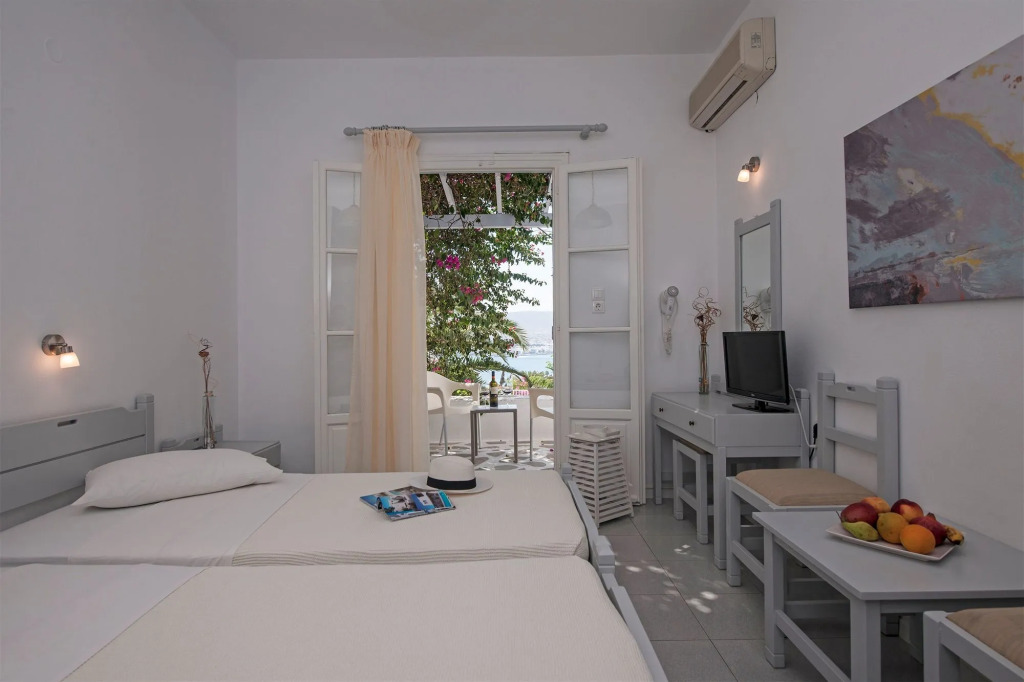 Akrotiri Hotel