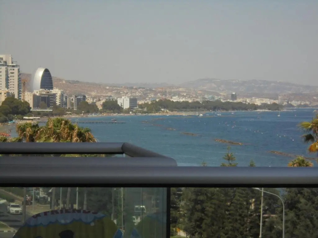 Kermia Court - Beach-front, modern 2 bedroom -sleeps 6