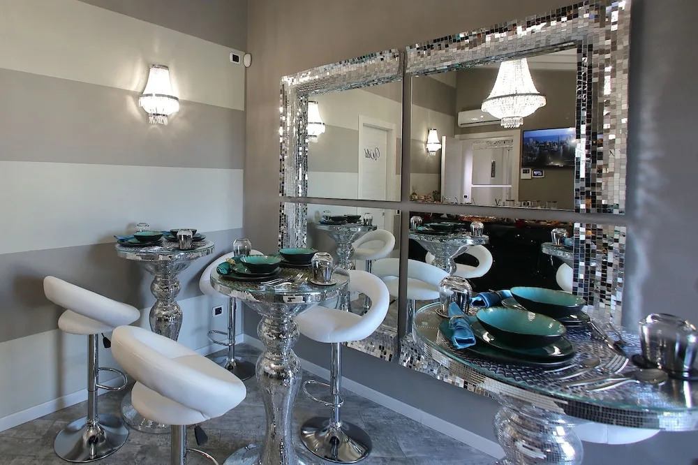 B&B Bellavista Exclusive in zona centrale con piscina riscaldata e Jacuzzi vista lago LA COLAZIONE viene servita in una pasticceria rinomata ed esclusiva esterna alla struttura
