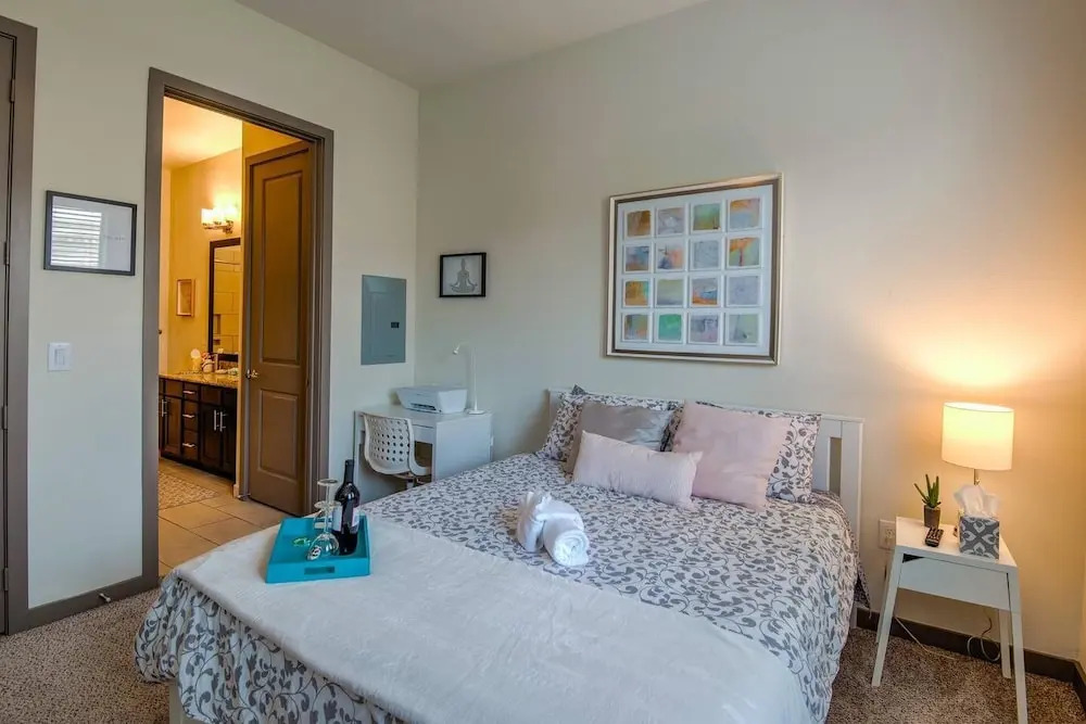 Beautiful & Modern Memorial Home - Near Everything