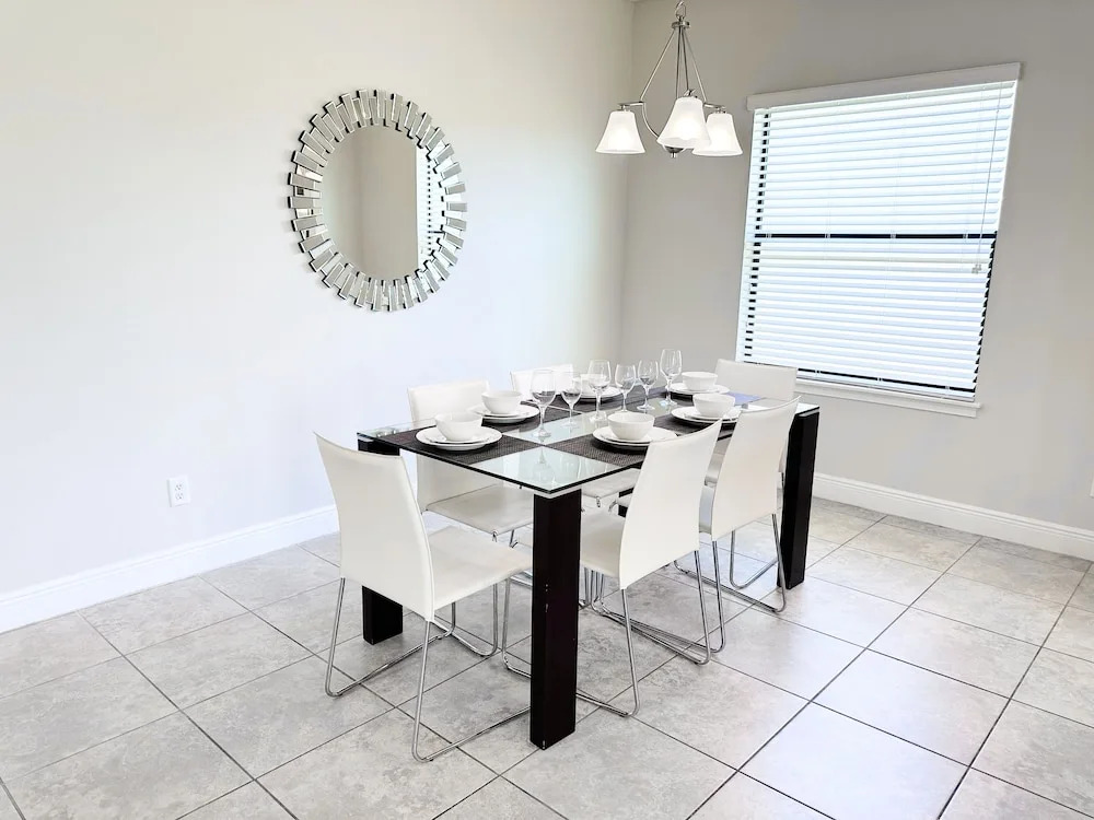 Balmoral Resort-210bp 4 Bedroom Home by RedAwning
