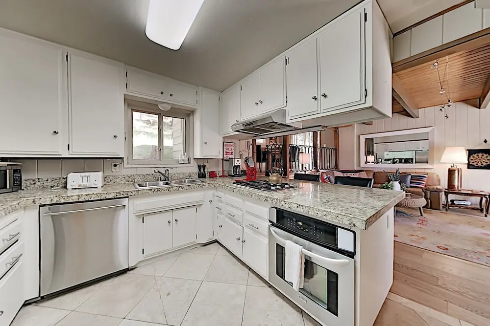 Serene : Forest Views & Wraparound Deck! 3 Bedroom Home