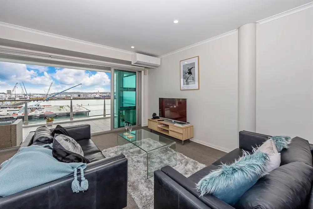 QV Elegant Modern Apt with Waterview 982