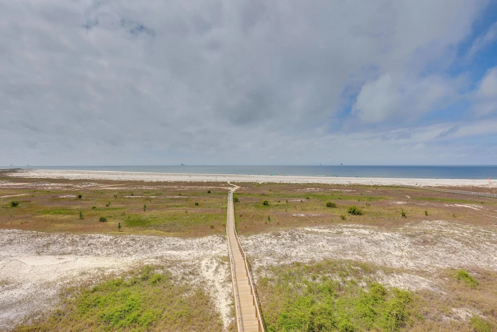 Beachfront Dauphin Island Condo w/ 2 Pools & Sauna