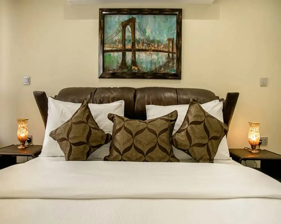 Located in a Great Location in Nairobi This is a Tiptop 2 Bedroom Deluxe Suite