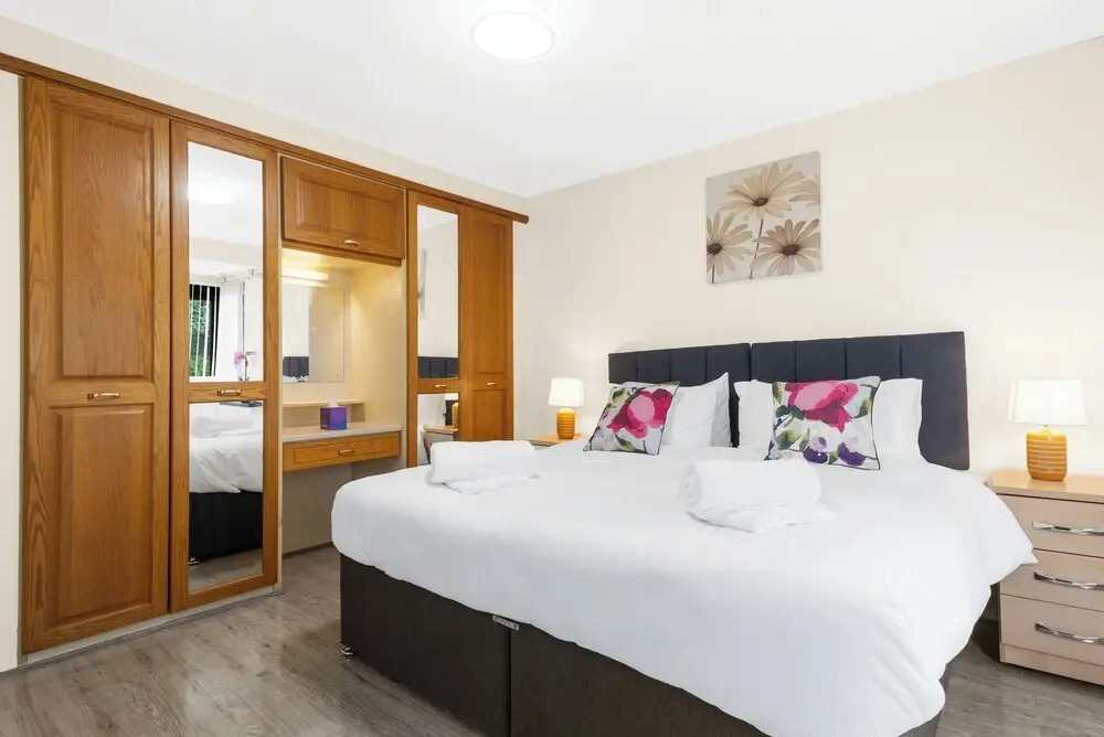 4 Bed House - Sleeps 8 - Garden - Parking - Wifi