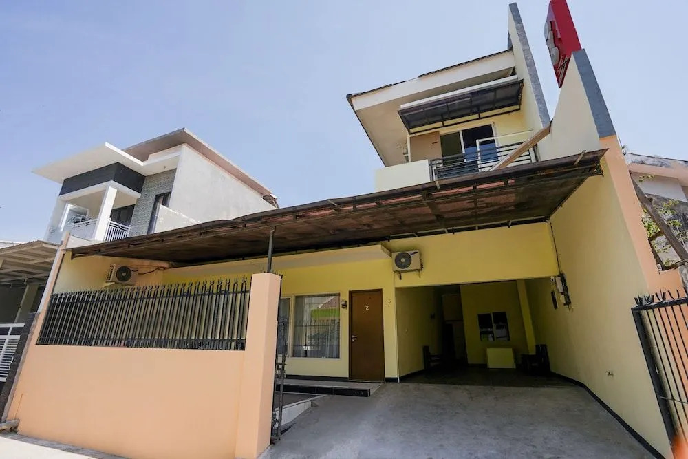 OYO 1857 Wonoboyo Residence Near RSU Katholik Surabaya Kota Surabaya