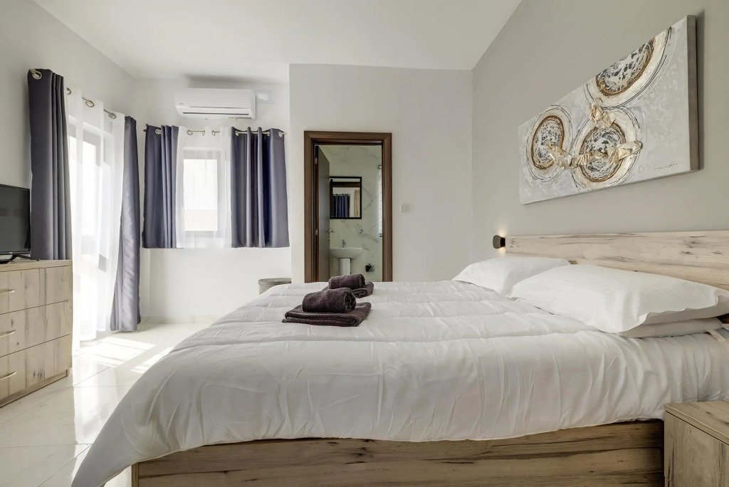 Chic 2BR Penthouse Steps From the Promenade