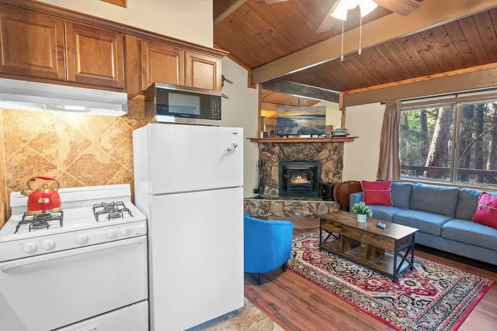 Cute Cozy Cabin