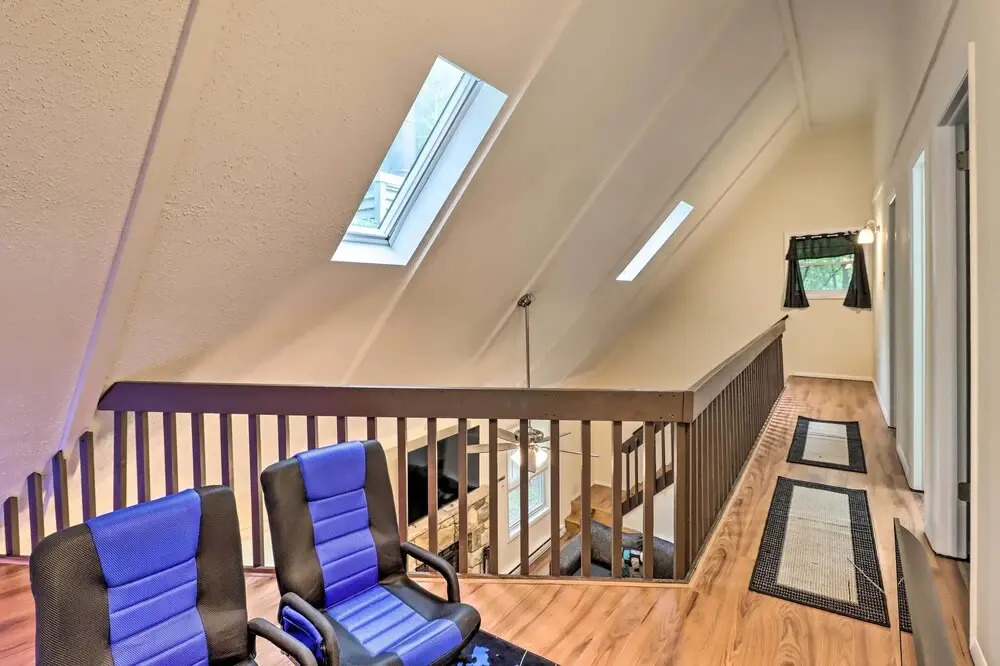 7 Mi to Lake Harmony: Home w/ Furnished Deck!