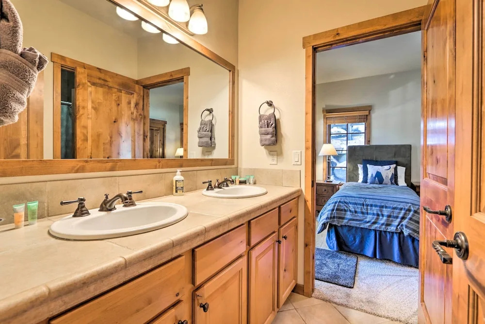 Ski-In/Ski-Out Donnelly Townhome w/ Hot Tub