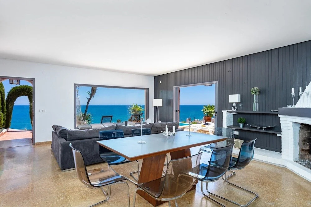 Outstanding beachfront villa Fuengirola