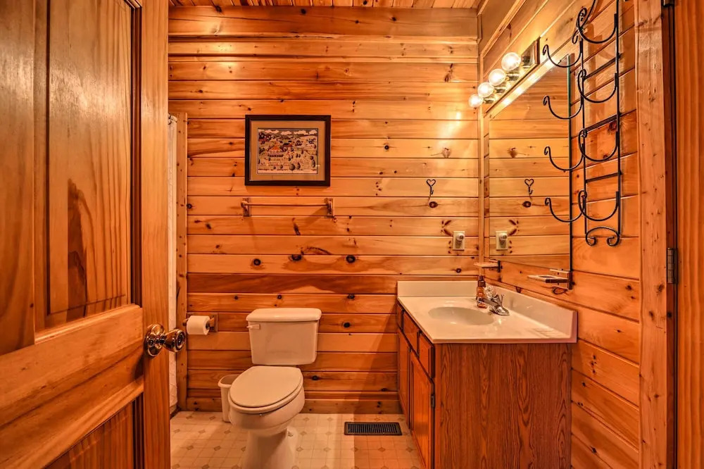 Homey Sevierville Cabin w/ Deck Near Pigeon Forge!