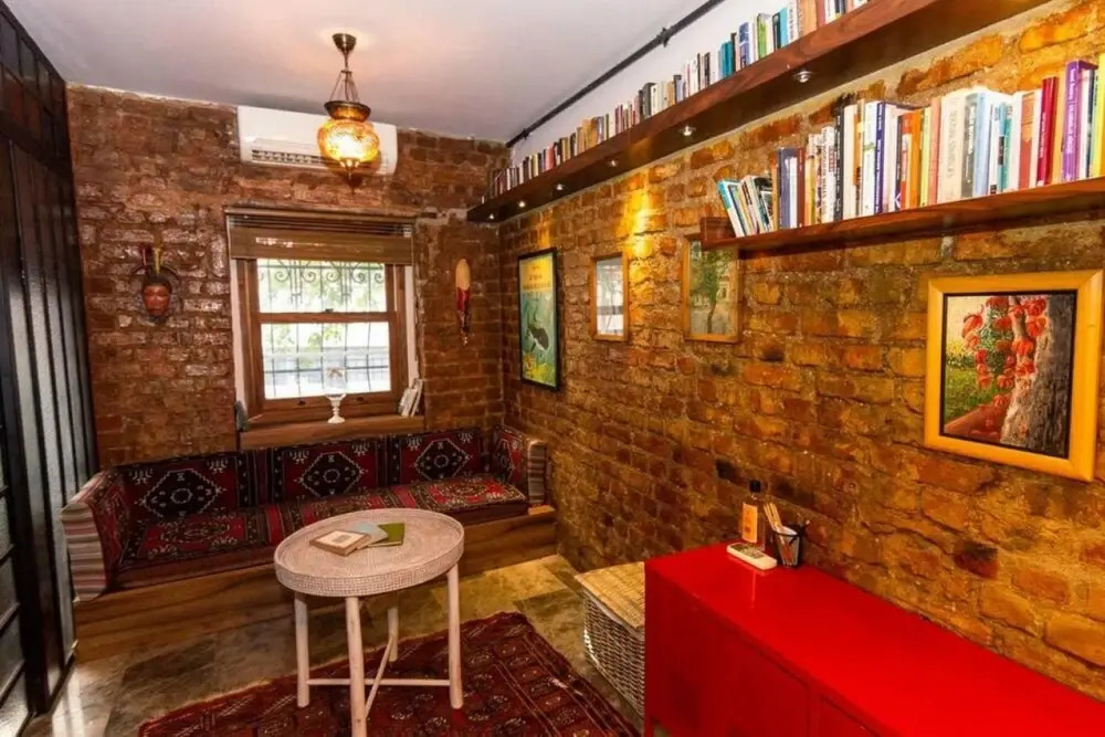 Stylish Home With a Book Collection Near Taksim