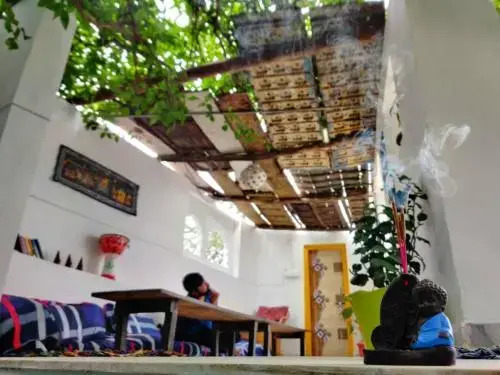 12 Monks Backpackers Community