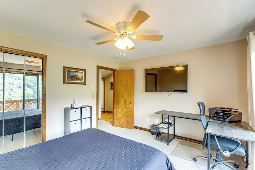 Maggie Valley Mountain Escape w/ Fireplace & Deck!